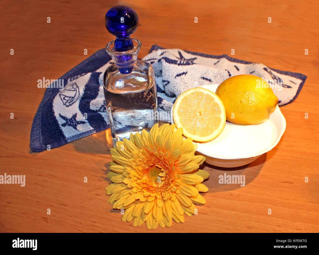Zuccheraggio Entfernung Haar mit Zucker, Wasser und Limone, Zitronensaft Foto Stock