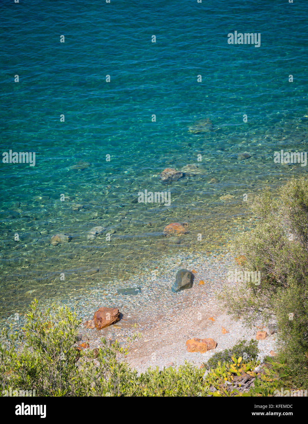 Nei pressi di Agria, Tessaglia, Grecia. appartata, piccola e rocciosa sul mare egeo. Foto Stock