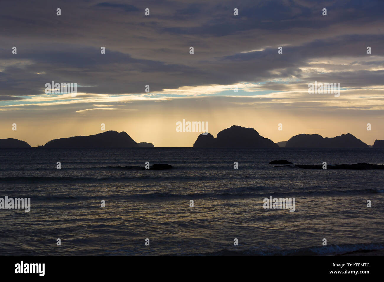 Un cupo tramonto sull'isola filippina di palawan Foto Stock
