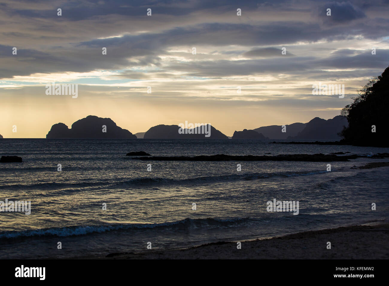 Un cupo tramonto sull'isola filippina di palawan Foto Stock