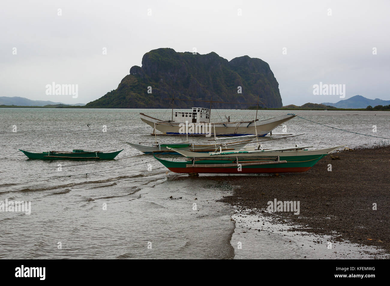 Un cupo tramonto sull'isola filippina di palawan Foto Stock