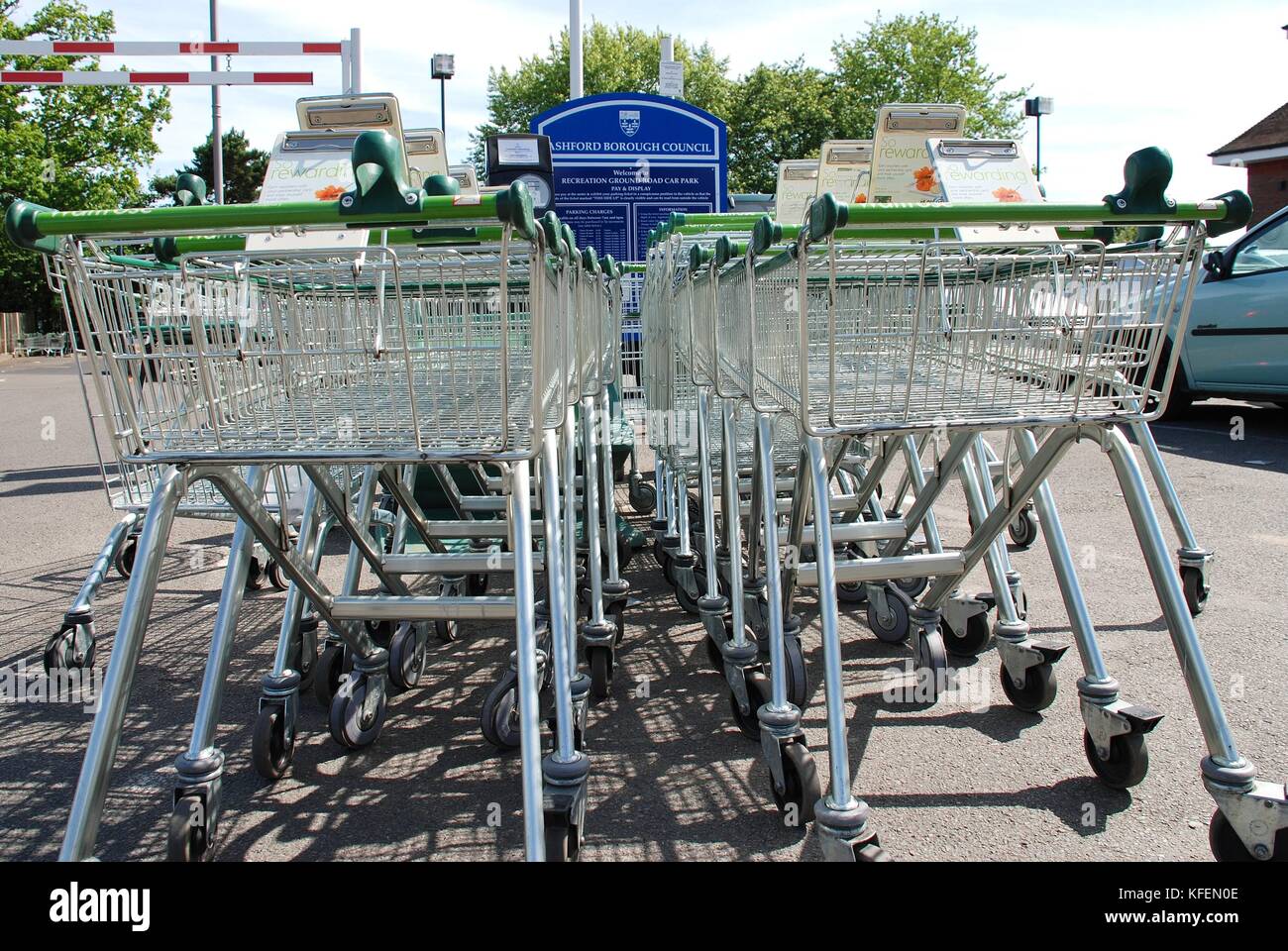 Carrelli della spesa al di fuori di un ramo della catena di supermercati waitrose a Tenterden nel Kent, in Inghilterra il 27 giugno 2008. Foto Stock