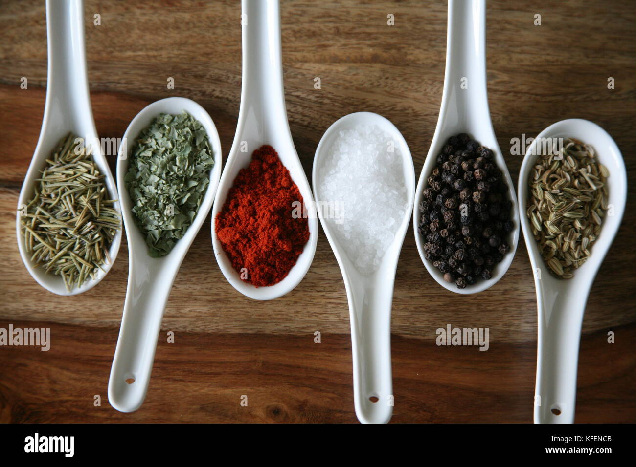 Zuppa cinese cucchiai riempito con spezie colorate Foto Stock