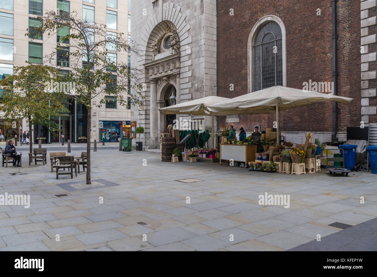 Venditore di fiori in stallo in prua sagrato, St. Mary le Bow chiesa, London, England, Regno Unito Foto Stock