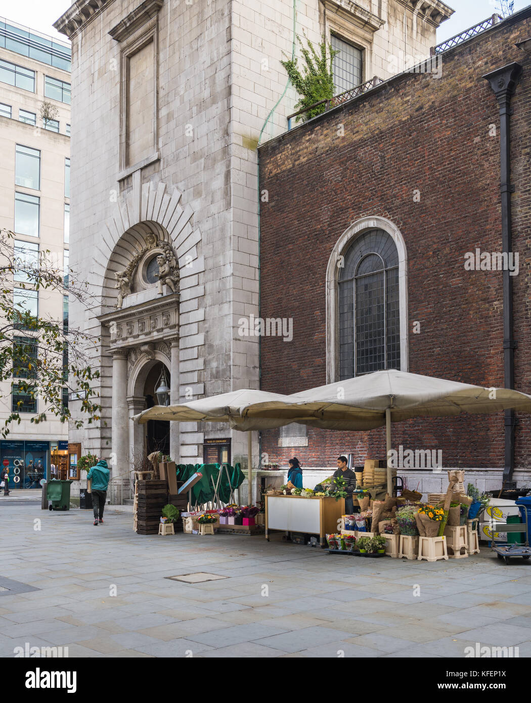 Venditore di fiori in stallo in prua sagrato, St. Mary le Bow chiesa, London, England, Regno Unito Foto Stock