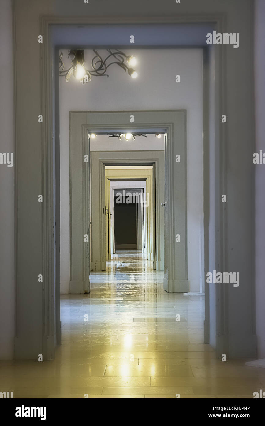 Sequenza di infinite porte e pavimento in marmo Foto Stock