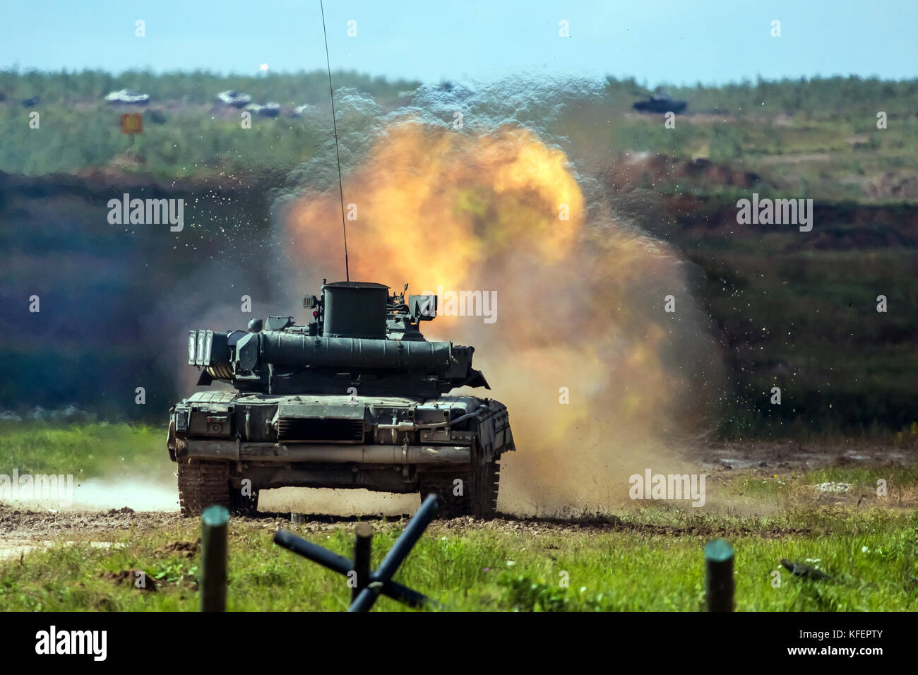 Festival internazionale "cerchio di luce". Video Laser mappatura mostrano su Kuskovo TV Tower a Mosca, in Russia. La proiezione 3D mapping su edificio e spettacolo pirotecnico Foto Stock