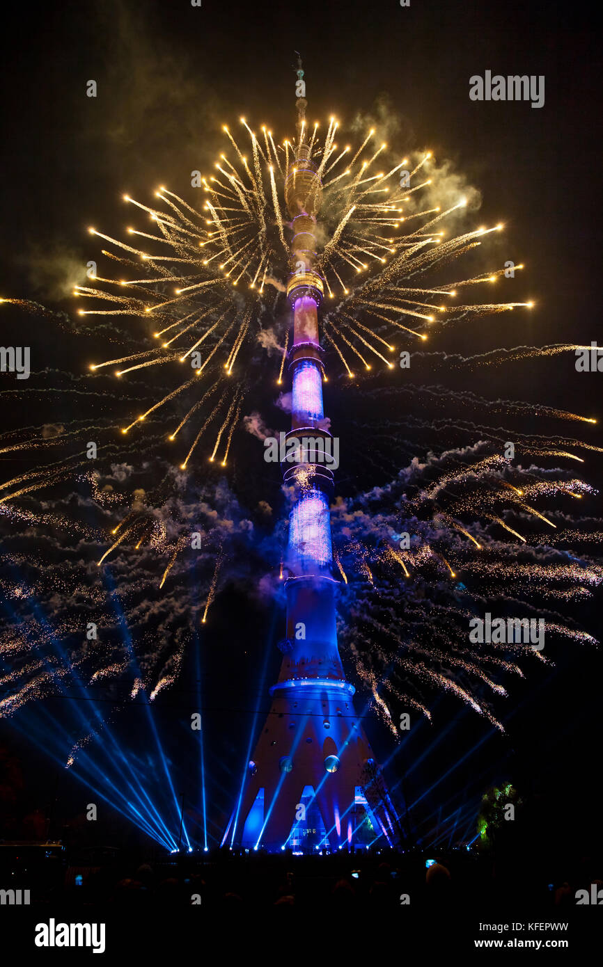 Festival internazionale "cerchio di luce". Video Laser mappatura mostrano su Kuskovo TV Tower a Mosca, in Russia. La proiezione 3D mapping su edificio e spettacolo pirotecnico Foto Stock