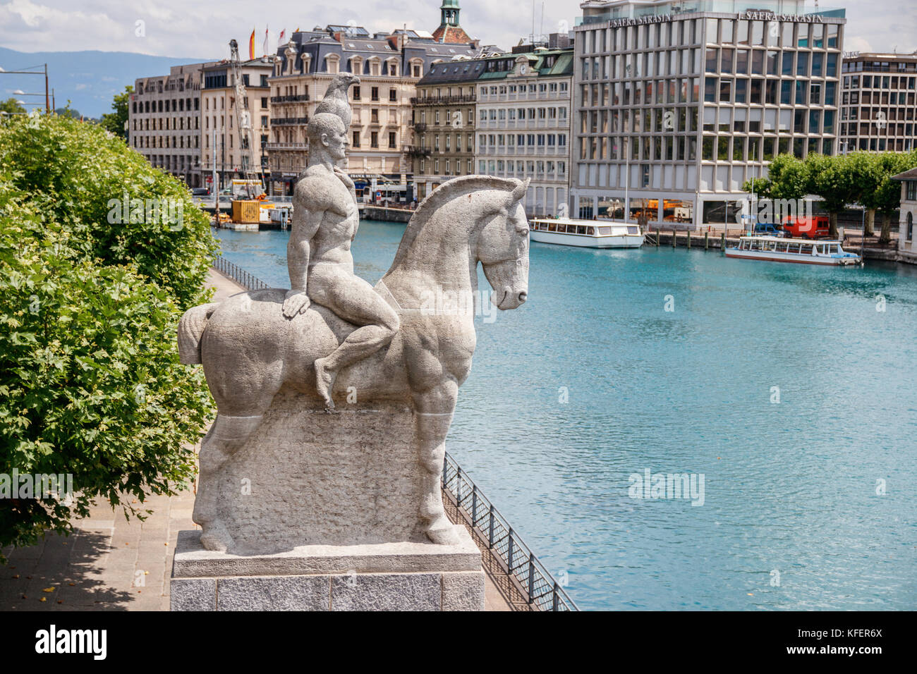 La statua "Aigle de Geneve' (aquila di Ginevra) al Quai Turrettini con il fiume Rodano in background in una giornata di sole. Ginevra, Svizzera. Foto Stock