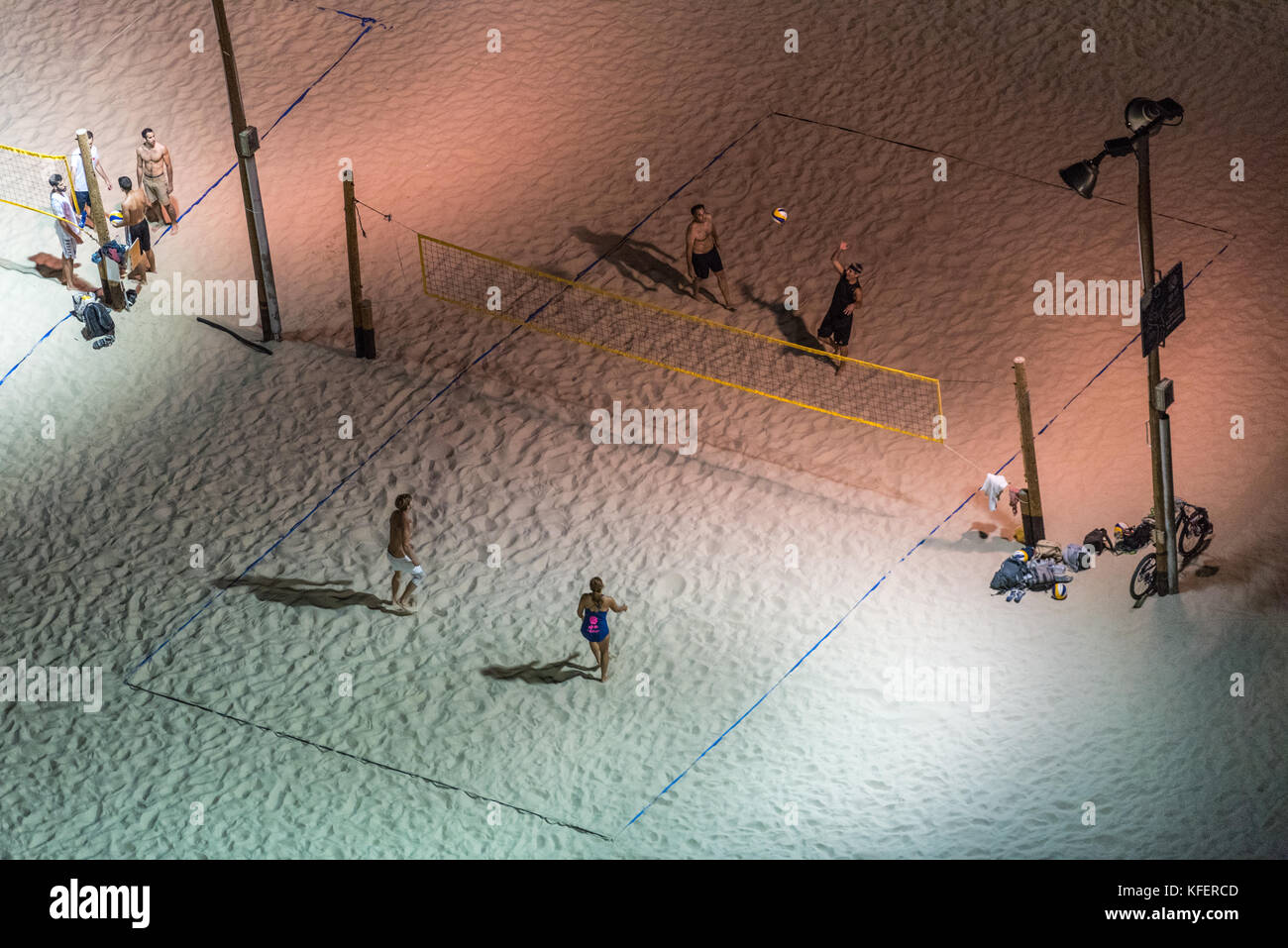 Israele, Tel Aviv-Yafo - Ottobre 28, 2017: persone giocare a beach volley sulla spiaggia di notte. Le spiagge di Tel Aviv e della città sul lungomare svolgere un Foto Stock