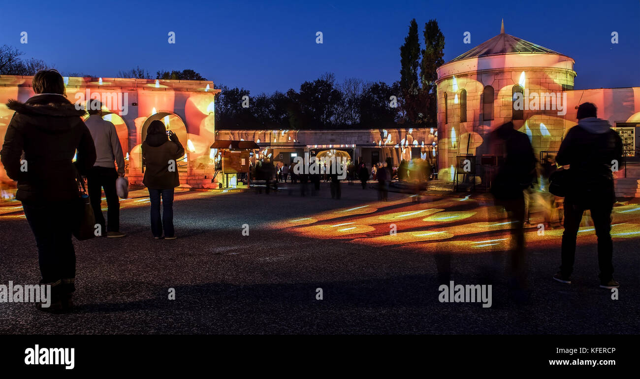 Spettacolo di luci All Saints Day al cimitero Farkasset di Budapest. Foto Stock