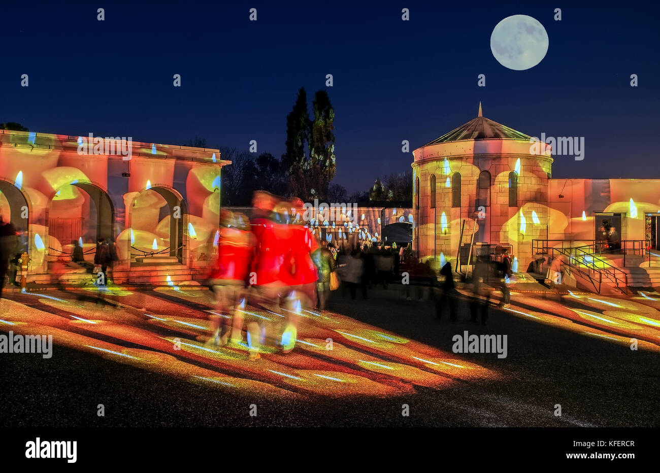 Spettacolo di luci All Saints Day al cimitero Farkasset di Budapest. Foto Stock