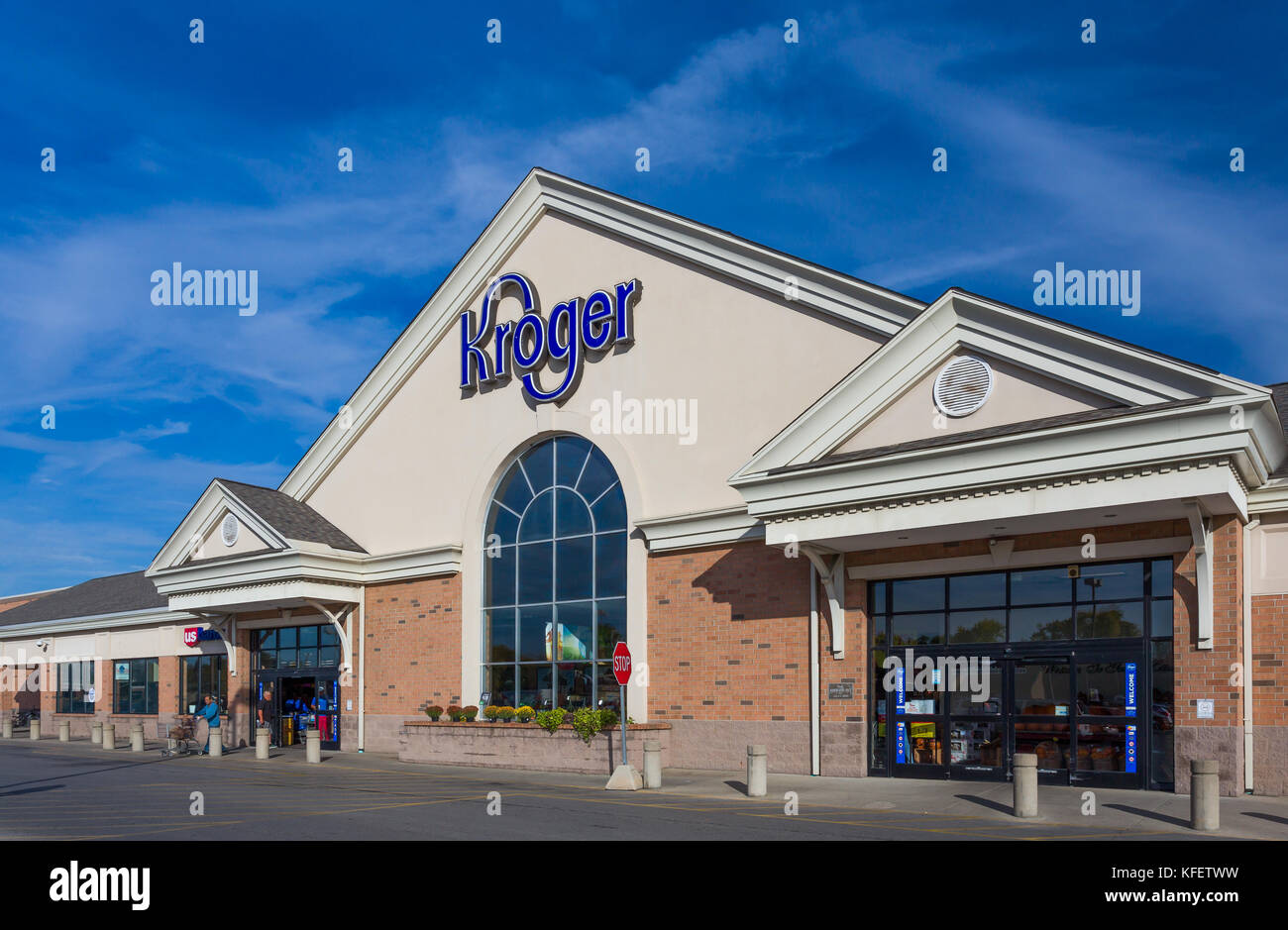 COLUMUBUS, OH/USA - Ottobre 21, 2017: Kroger fruttivendolo esterno e logo. Il Kroger Company è un americano di catena di supermercati. Foto Stock