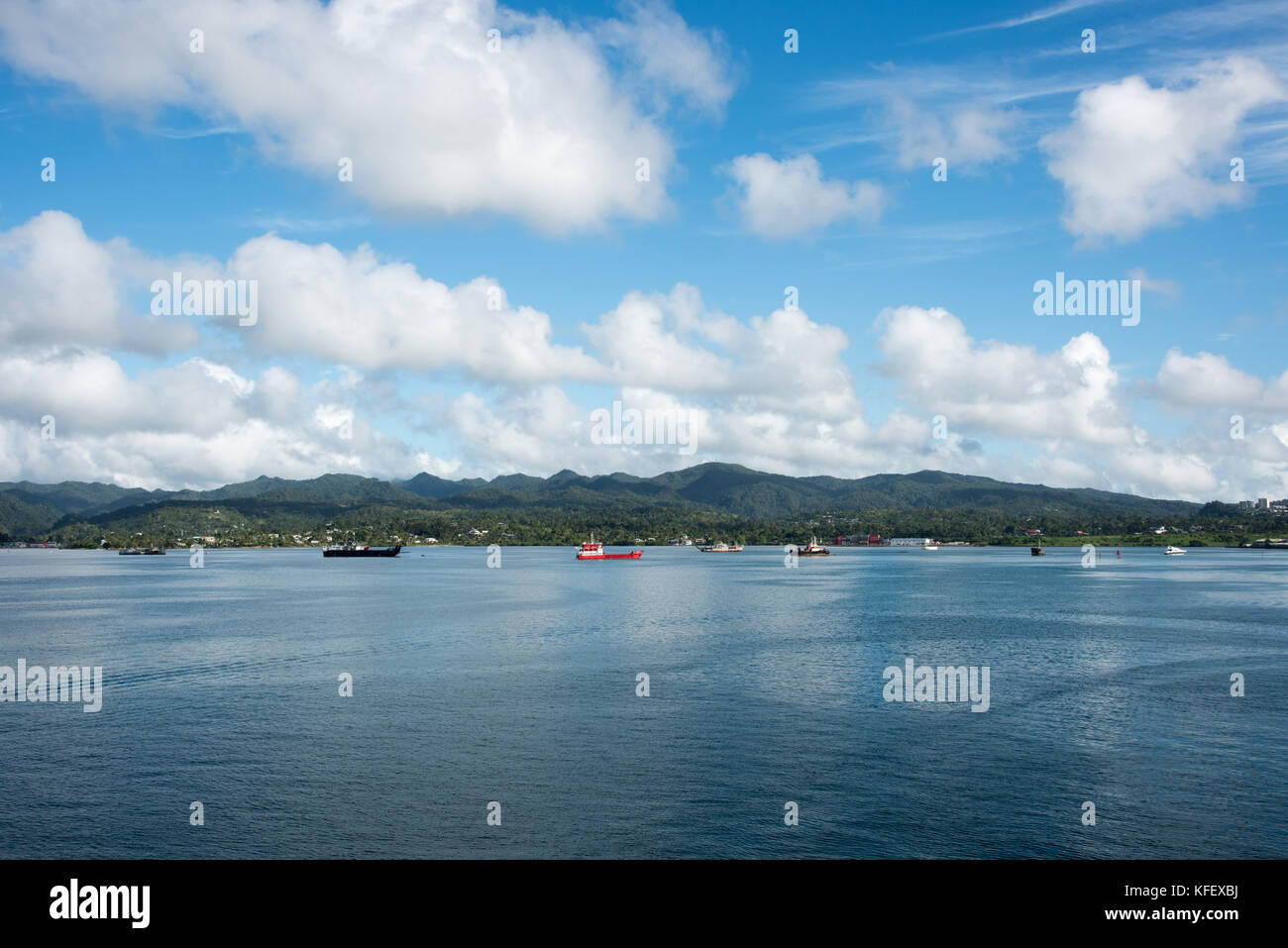 La Suva,viti levu,Figi-novembre 28,2016: varietà di imbarcazioni nautiche nell'oceano pacifico con la foresta pluviale tropicale paesaggio a Suva, Viti Levu, isole Figi Foto Stock