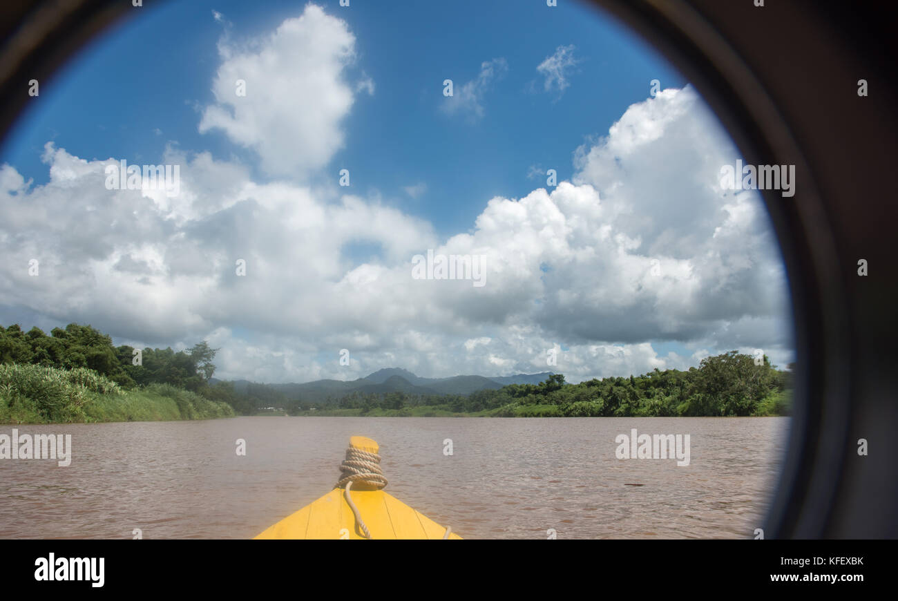 La Suva,viti levu,Figi-novembre 28,2016: prospettiva astratta impermeabile attraverso la lente della fotocamera mentre canoa nel fiume navua con foresta pluviale a Suva Figi Foto Stock
