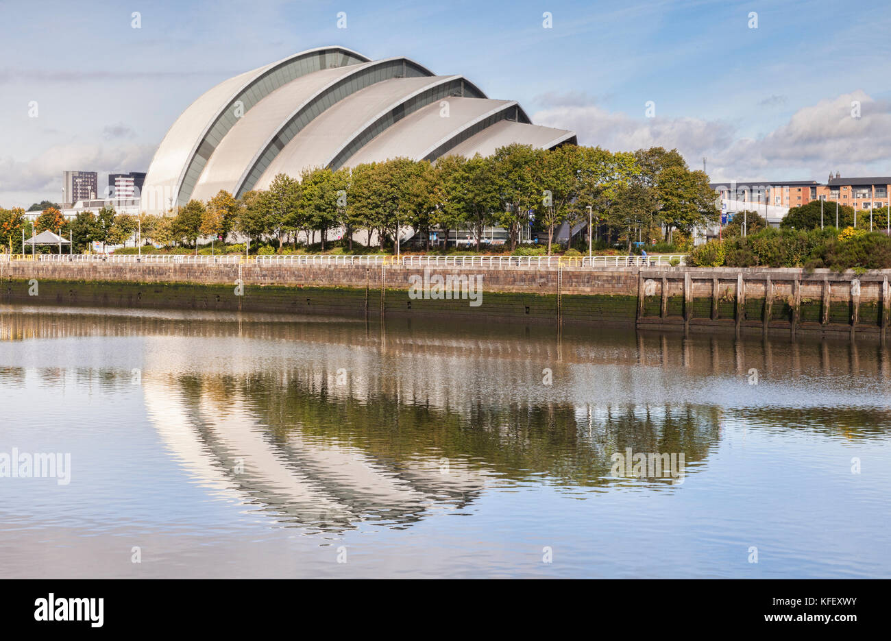 Il SECC - Scottish Exhibition and Conference Centre - si riflette nelle acque del fiume Clyde. Foto Stock