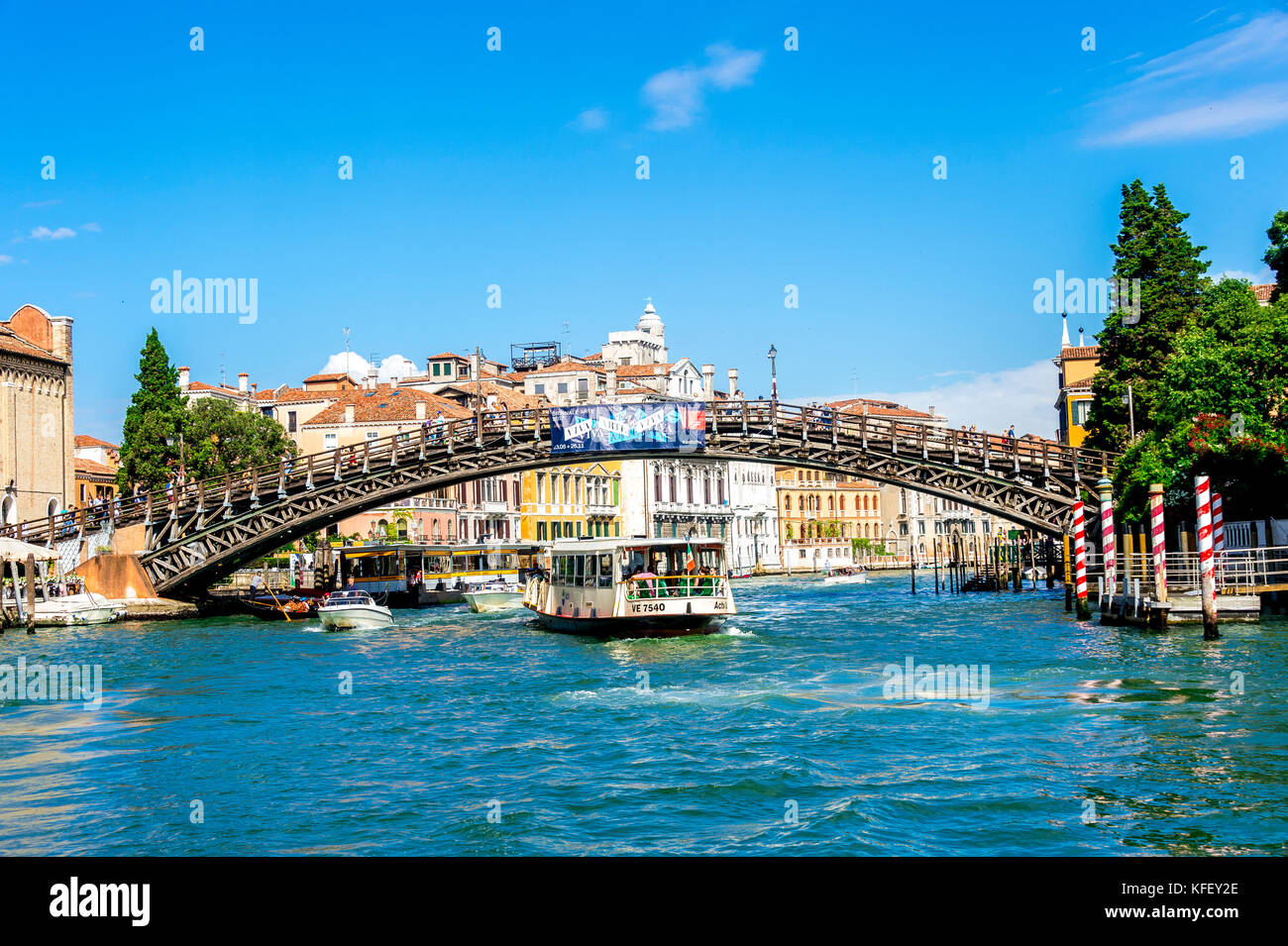 Un vaporetto sul Canal Grande con il Ponte dell'Accademia sullo sfondo di Venezia Foto Stock
