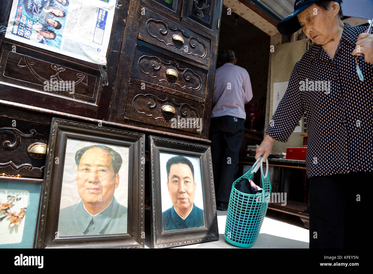 Ritratto del leader cinese Mao Zedong e una vecchia cassettiera in un negozio di posta indesiderata su una strada a Shanghai in Cina Foto Stock