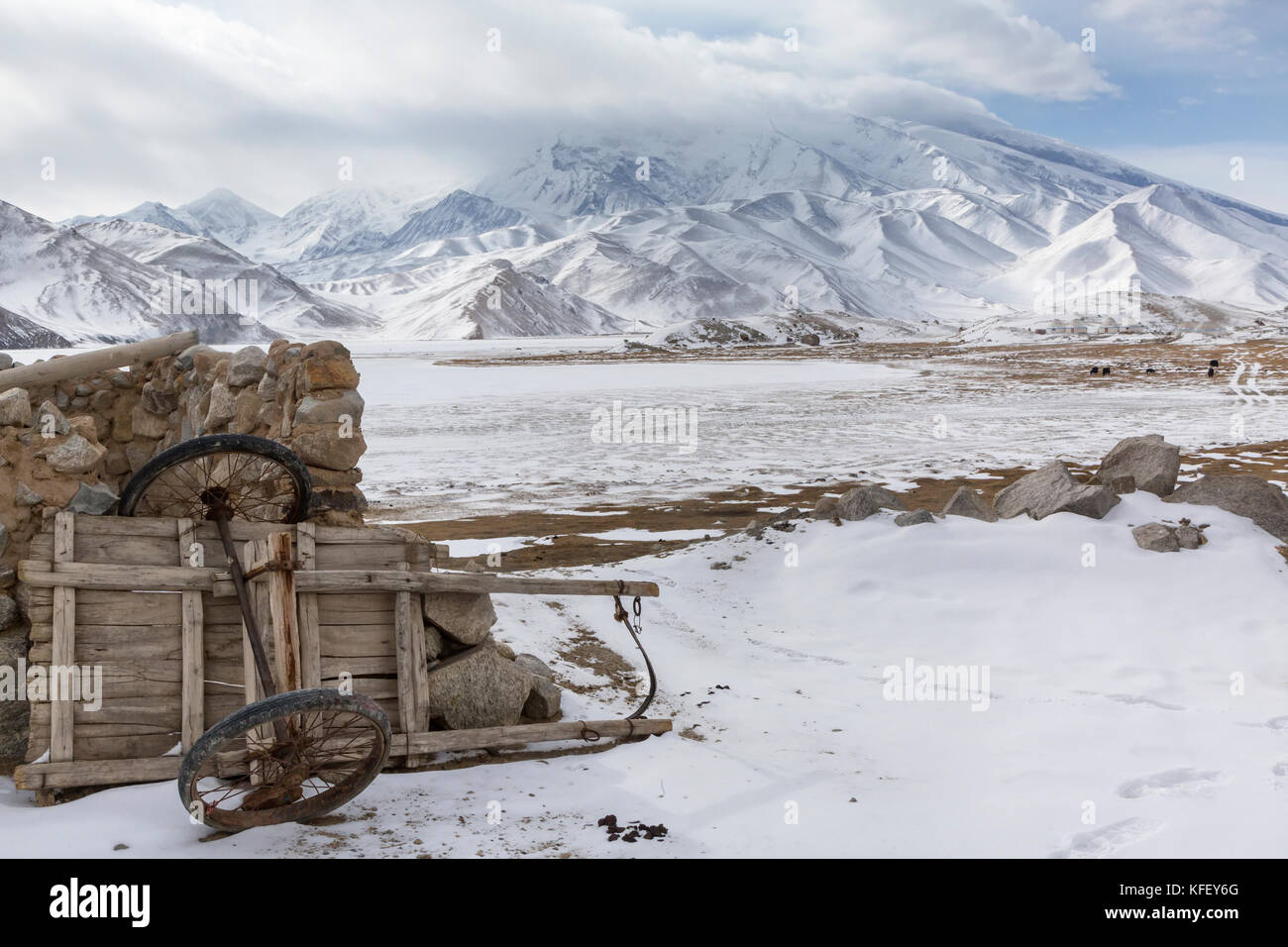 Vista invernale di Mustagh Ata in Montagna Lago Karakul nel Pamir Mountains, Kizilsu Kirghiz prefettura autonoma, Xinjiang, Cina Foto Stock