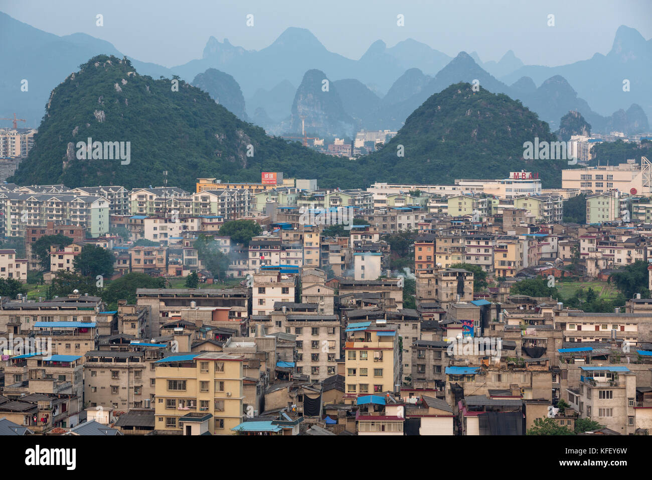 Vista superiore della città di Guilin in Guangxi Zhuang regione autonoma della Repubblica popolare cinese Foto Stock