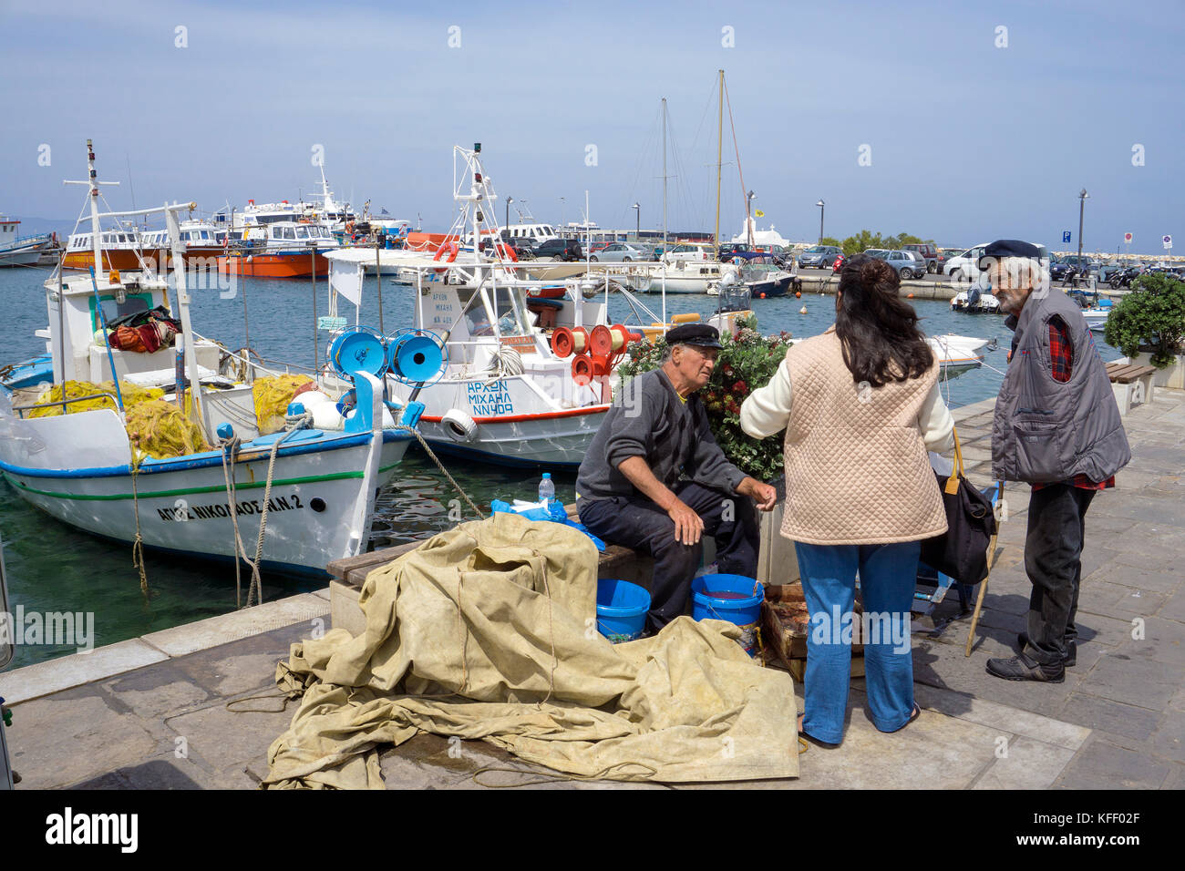 Fisherman vende pesce al porto di Naxos-città, isola di Naxos, Cicladi, Egeo, Grecia Foto Stock