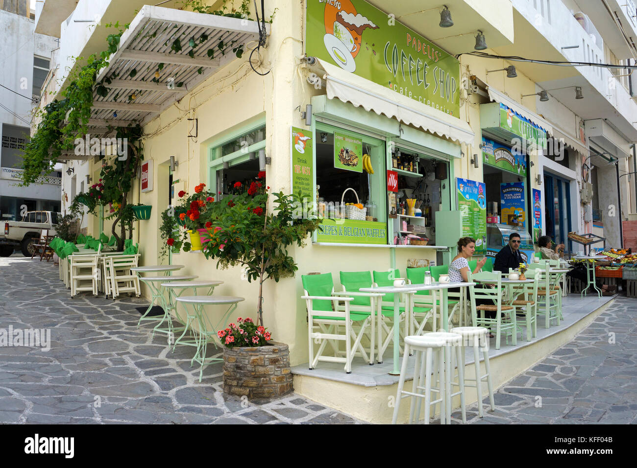 Taverne presso il lungomare del porto di Naxos-città, isola di Naxos, Cicladi, Egeo, Grecia Foto Stock