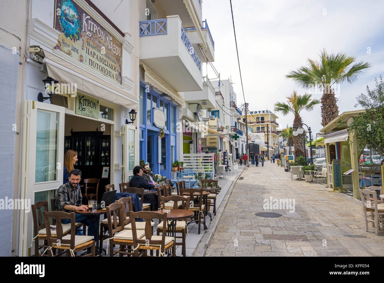 Taverne presso il lungomare del porto di Naxos-città, isola di Naxos, Cicladi, Egeo, Grecia Foto Stock