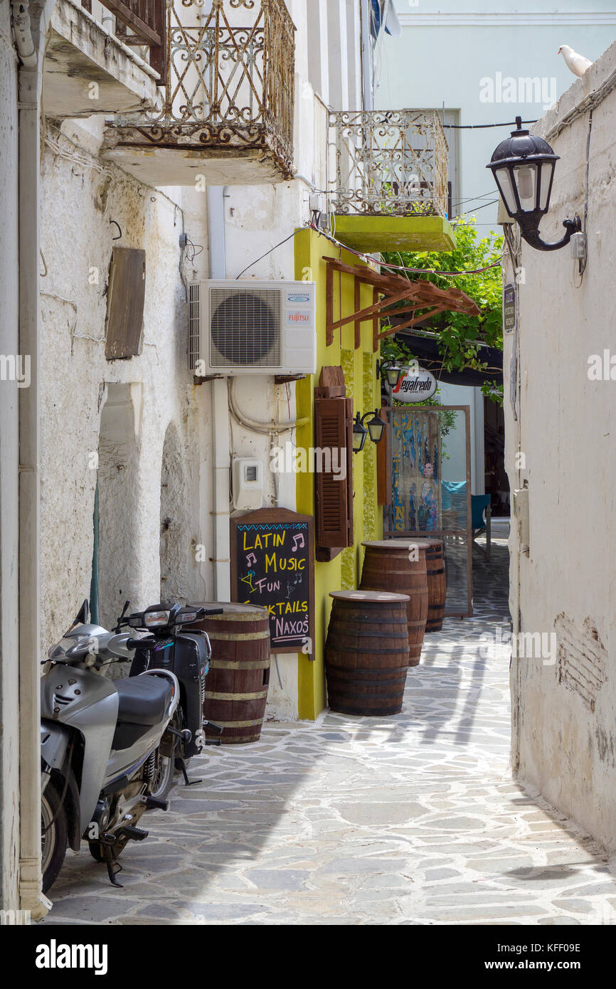 Tipico vicolo nella città vecchia di Naxos-città, isola di Naxos, Cicladi, Egeo, Grecia Foto Stock