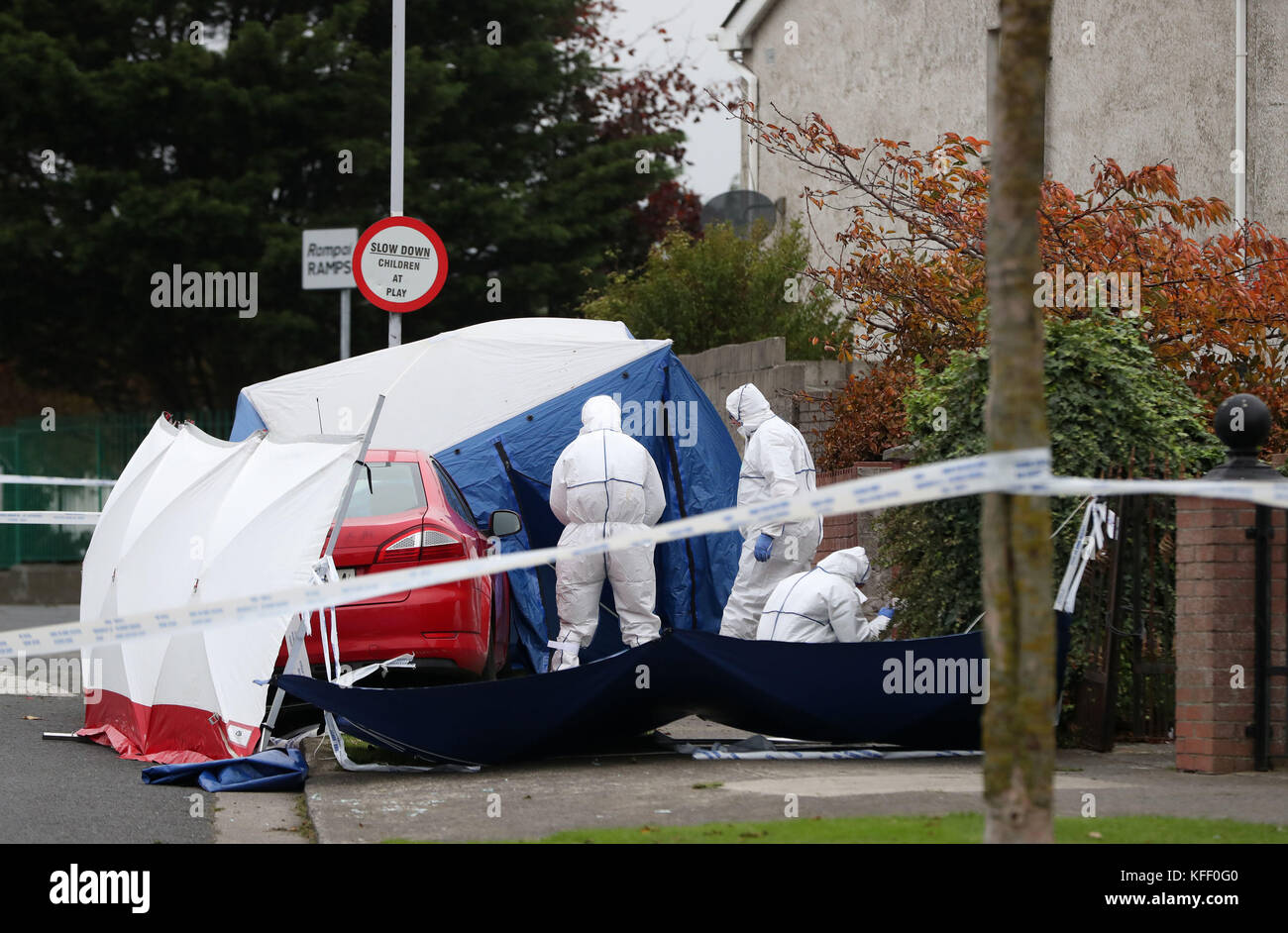 Gardai sulla scena dove un uomo di 23 anni morì dopo essere stato sparato presto il sabato mattina, su Moatview Avenue, Coolock, appena a nord di Dublino. Foto Stock