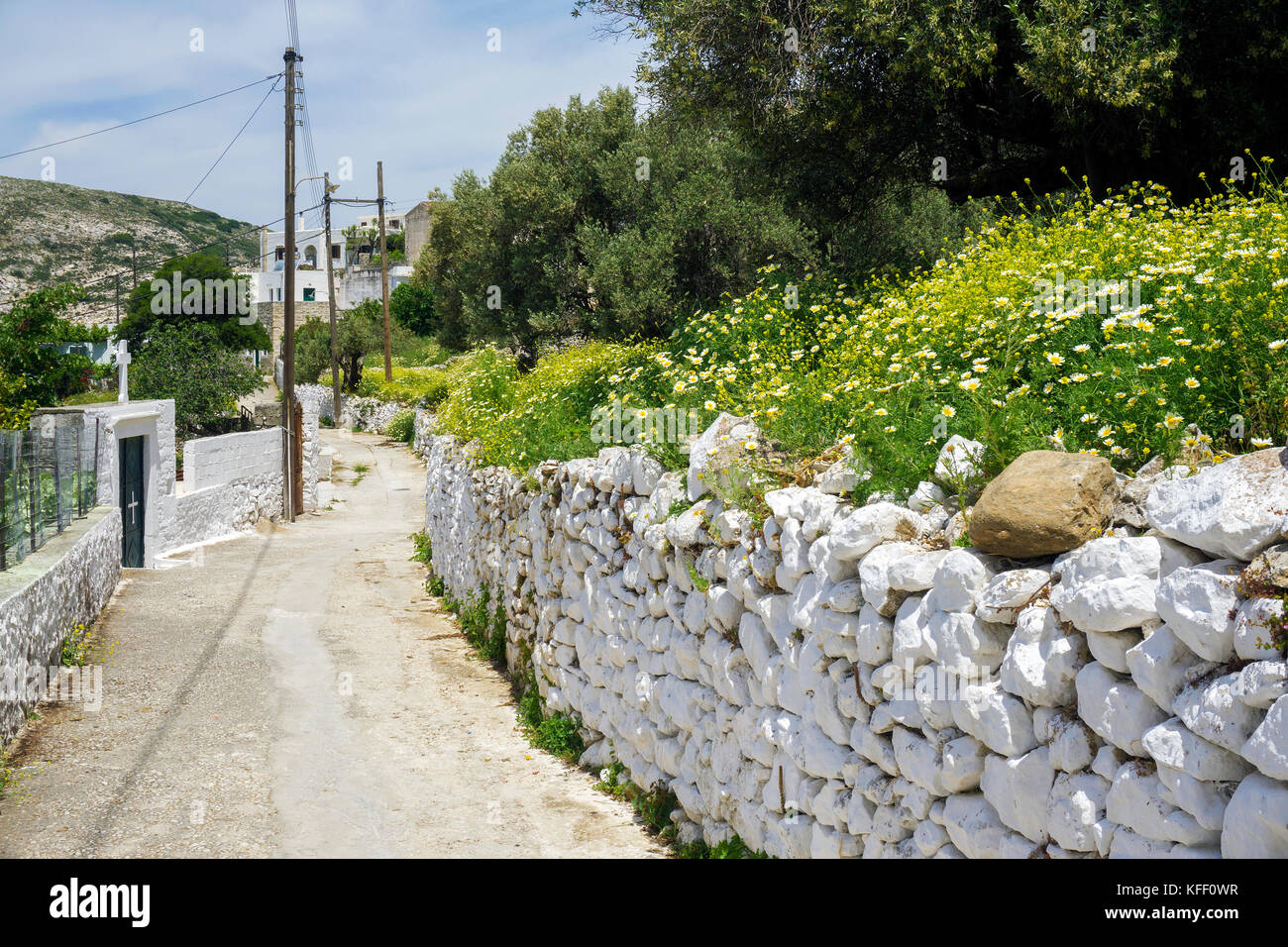 Percorso di villaggio con pietra naturale murale, villaggio Filoti, Cicladi, Egeo, Grecia Foto Stock