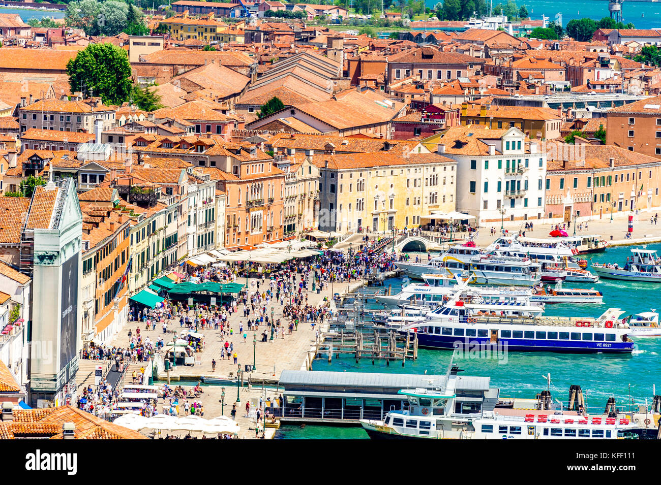 Riva degli Schiavoni vista dal Campanile di Piazza San Marco a Venezia Foto Stock