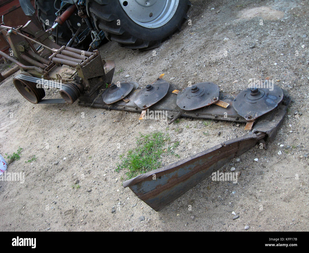 Il vecchio trattore vintage rotazione motorizzata falciatrice di erba Foto Stock