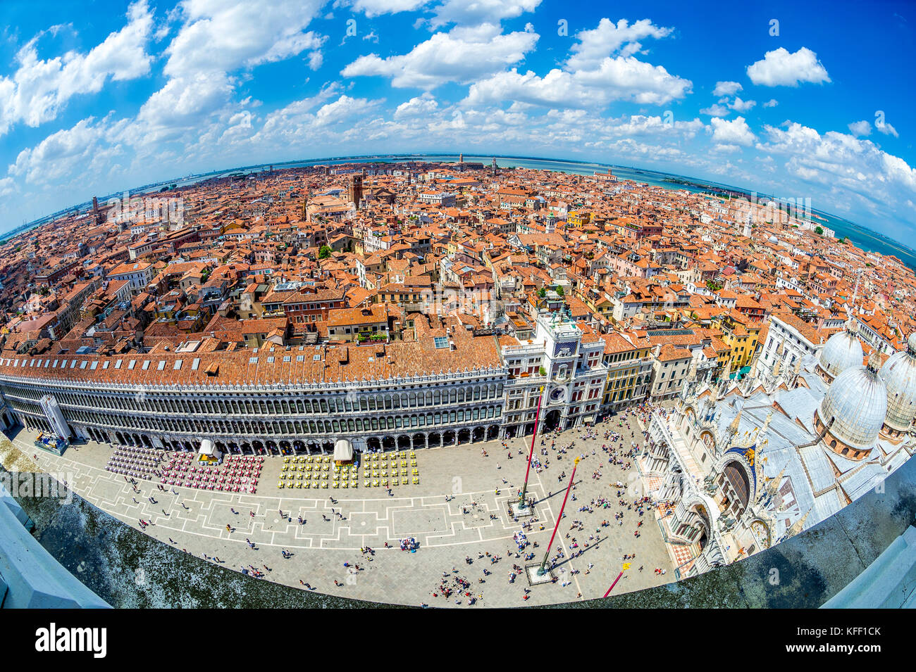 Veduta aerea di Piazza San Marco (Piazza San Marco) a Venezia, Italia. Prospettiva obiettivo fisheye. Foto Stock