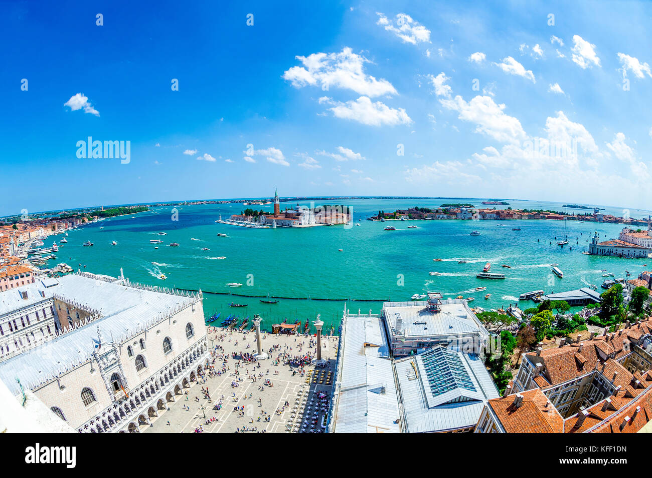 L'Isola di San Giorgio maggiore e il canale della Giudecca, visto dal campanile in Piazza San Marco Foto Stock