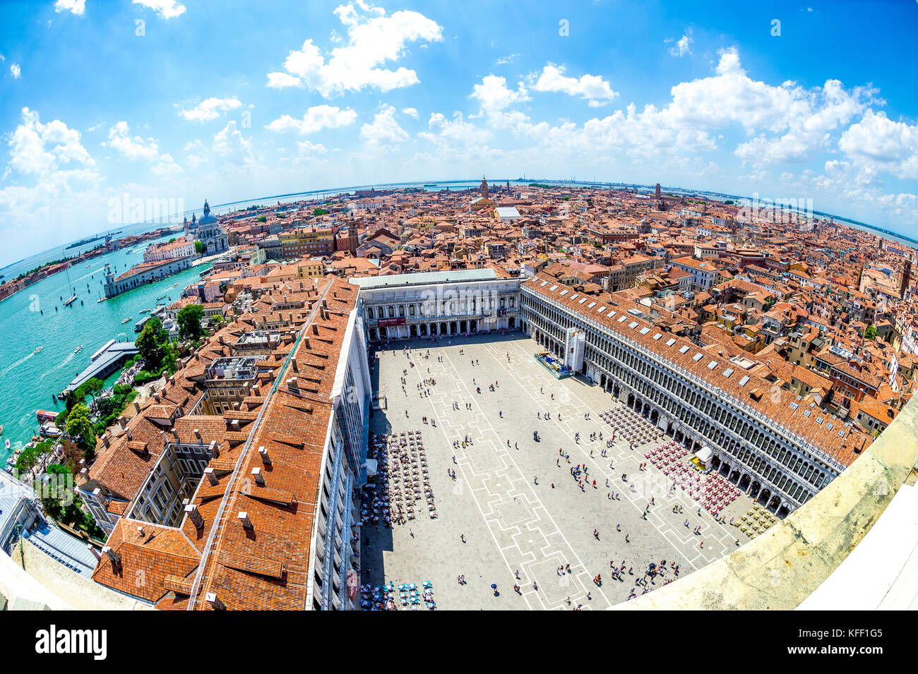 Veduta aerea di Piazza San Marco (Piazza San Marco) a Venezia, Italia. Prospettiva obiettivo fisheye. Foto Stock