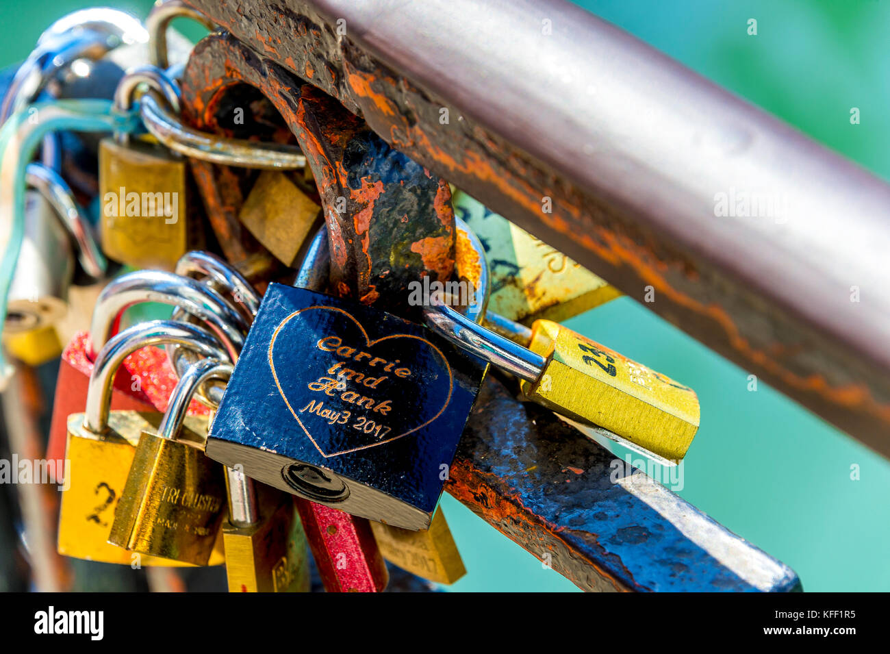 Amore si blocca su un ponte veneziano Foto Stock