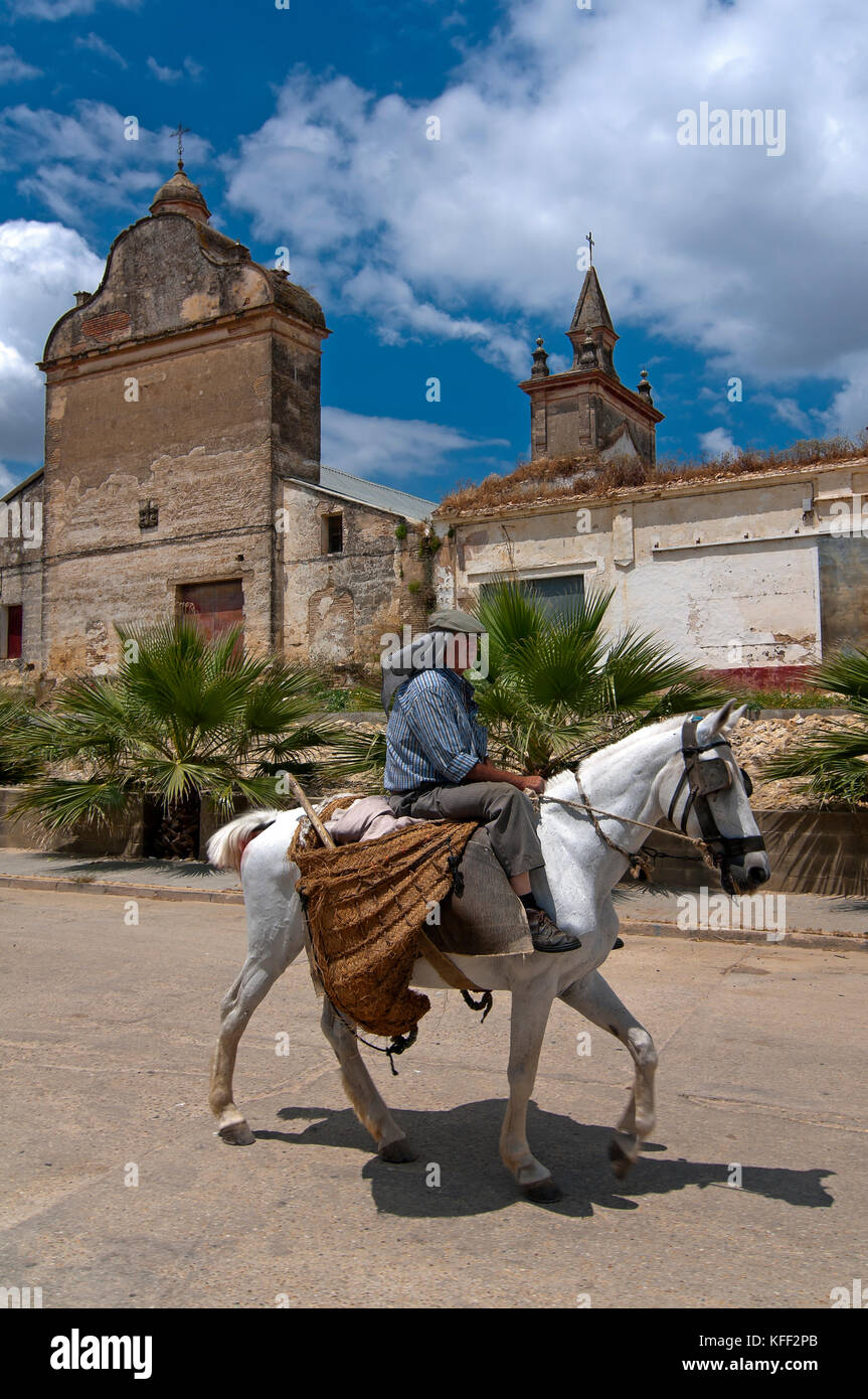 Vista urbano con cantina di diezmo e contadina a cavallo, manzanilla huelva provincia, regione dell'Andalusia, Spagna, Europa Foto Stock