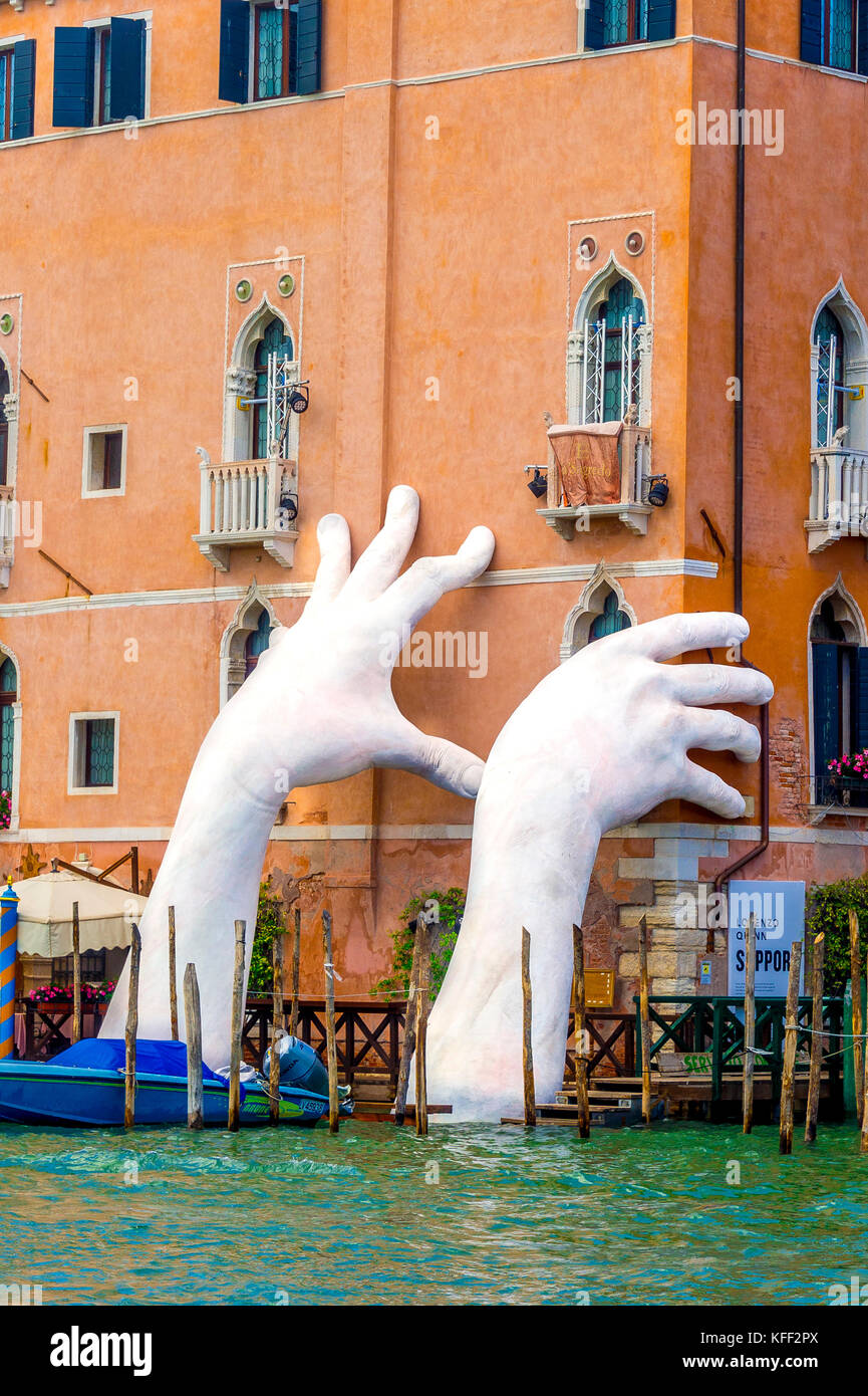 Una scultura di mani bianche giganti dell'artista Lorenzo Quinn per evidenziare la devastazione del cambiamento climatico durante la Biennale 2017 a Venezia, Italia. Foto Stock