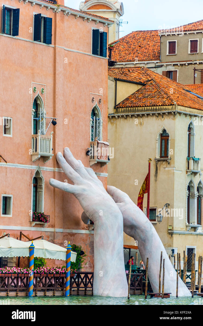Una scultura di mani bianche giganti dell'artista Lorenzo Quinn per evidenziare la devastazione del cambiamento climatico durante la Biennale 2017 a Venezia, Italia. Foto Stock