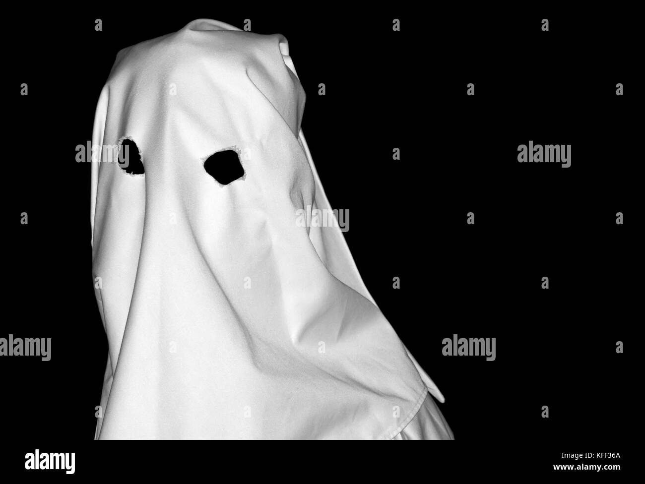 Spooky figura bianco chiaro su sfondo nero Foto Stock