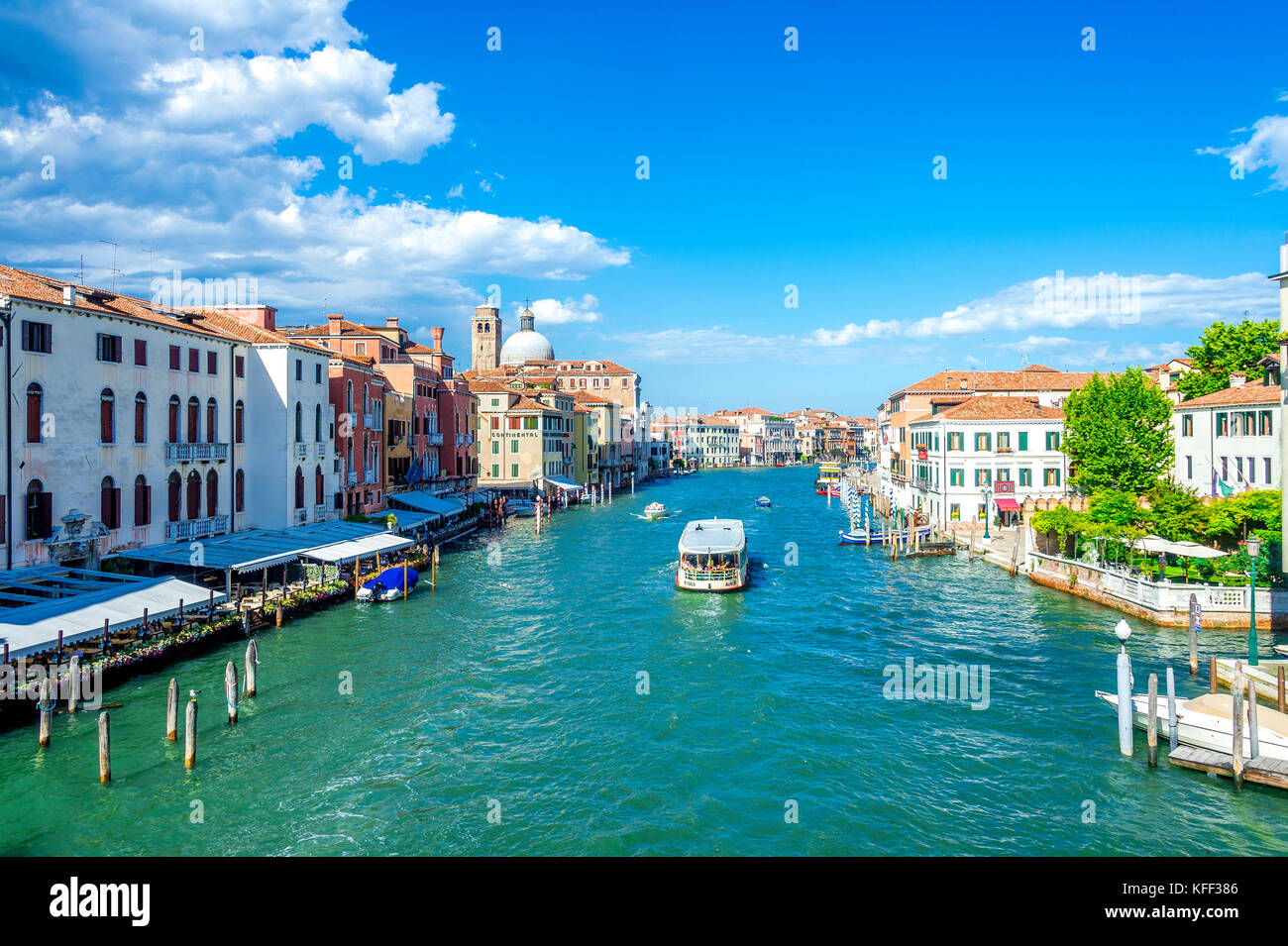 Un vaporetto sul Canal Grande a Venezia, Italia Foto Stock