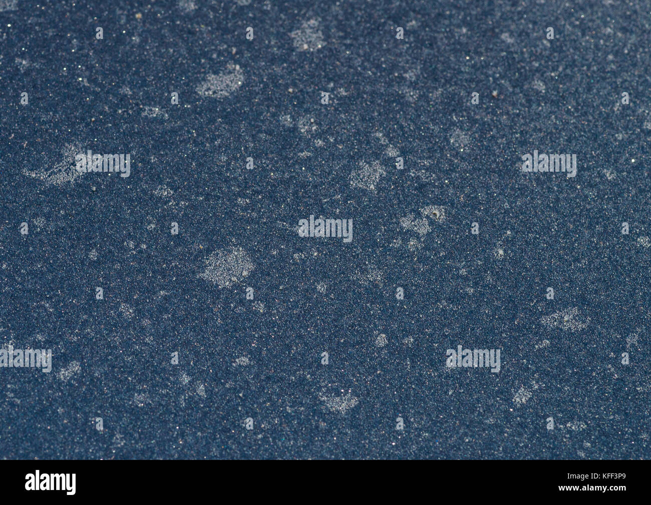 Un abstract di ripresa macro del gelido superficie di un cofano di auto. Foto Stock