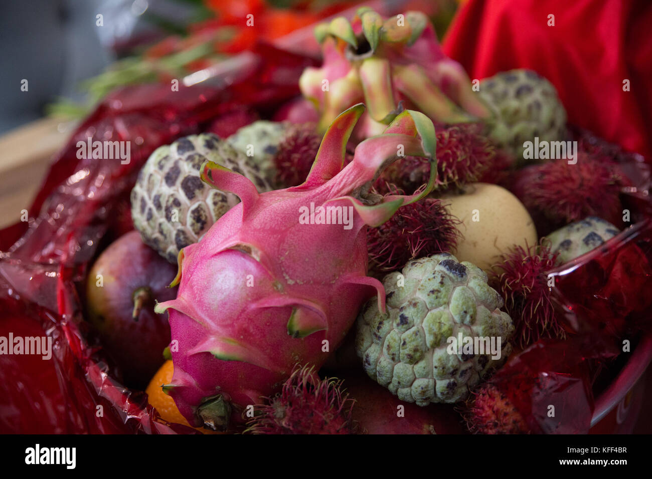 Tradizionale Matrimonio vietnamita cesto di frutta omaggio per le spose in famiglia dalla famiglia sposi Foto Stock