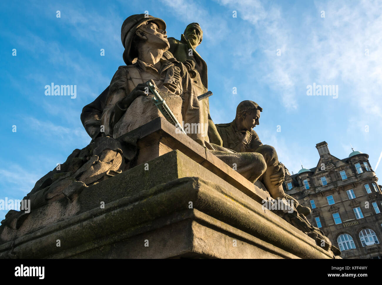 Close up angolazione inusuale del re proprio Scottish Borderers Memorial, sul North Bridge, Edimburgo, Scozia, dello scultore William Birnie Foto Stock