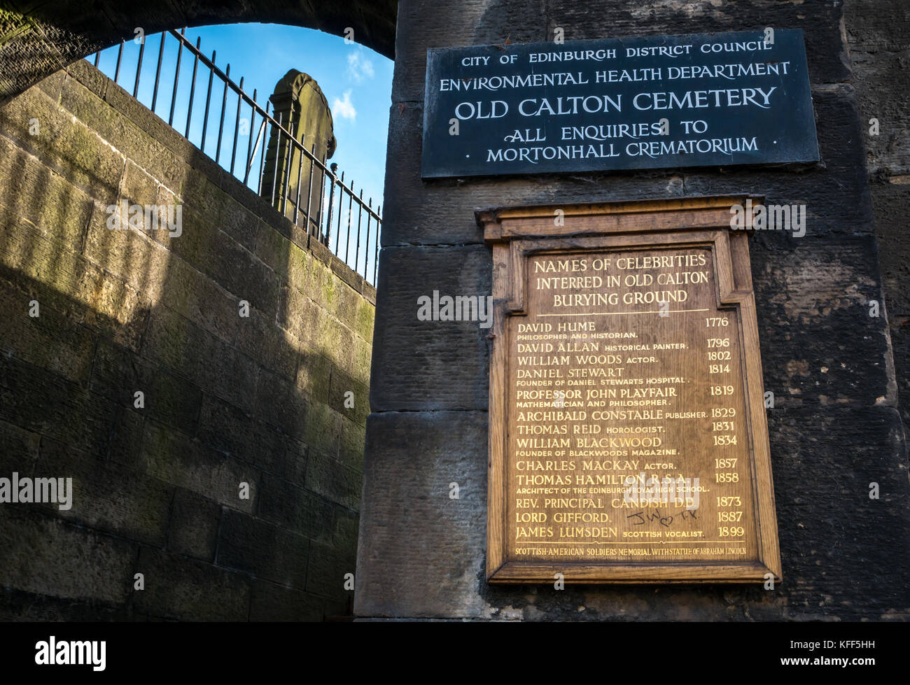 Ingresso al vecchio Calton seppellimento cimitero di massa, Edimburgo, Scozia, con un gilt elenco di nomi di persone celebri sepolti, compresi David Hume Foto Stock