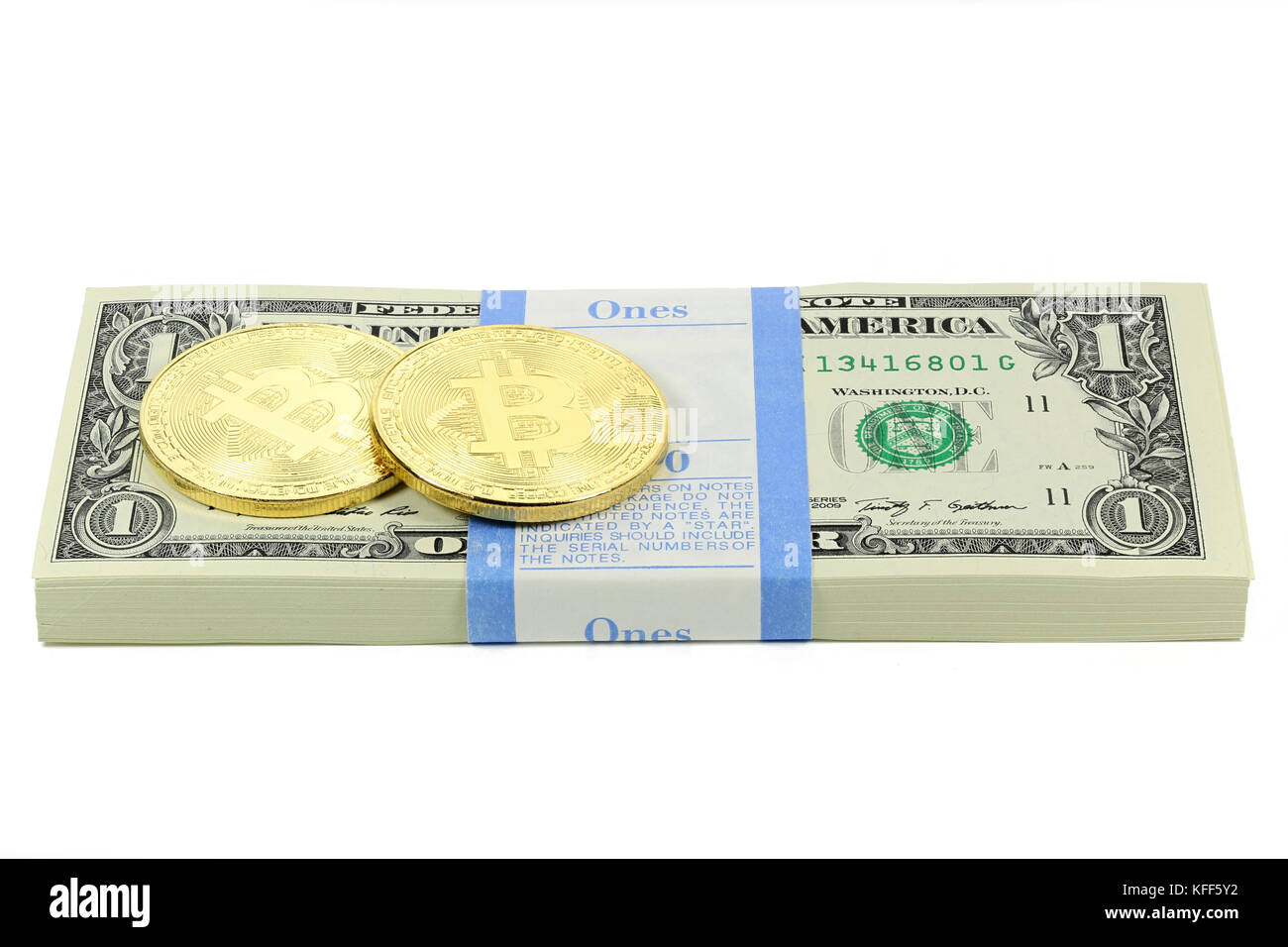 Golden bitcoins sul pacchetto di 1 dollaro USA note isolati su sfondo bianco Foto Stock