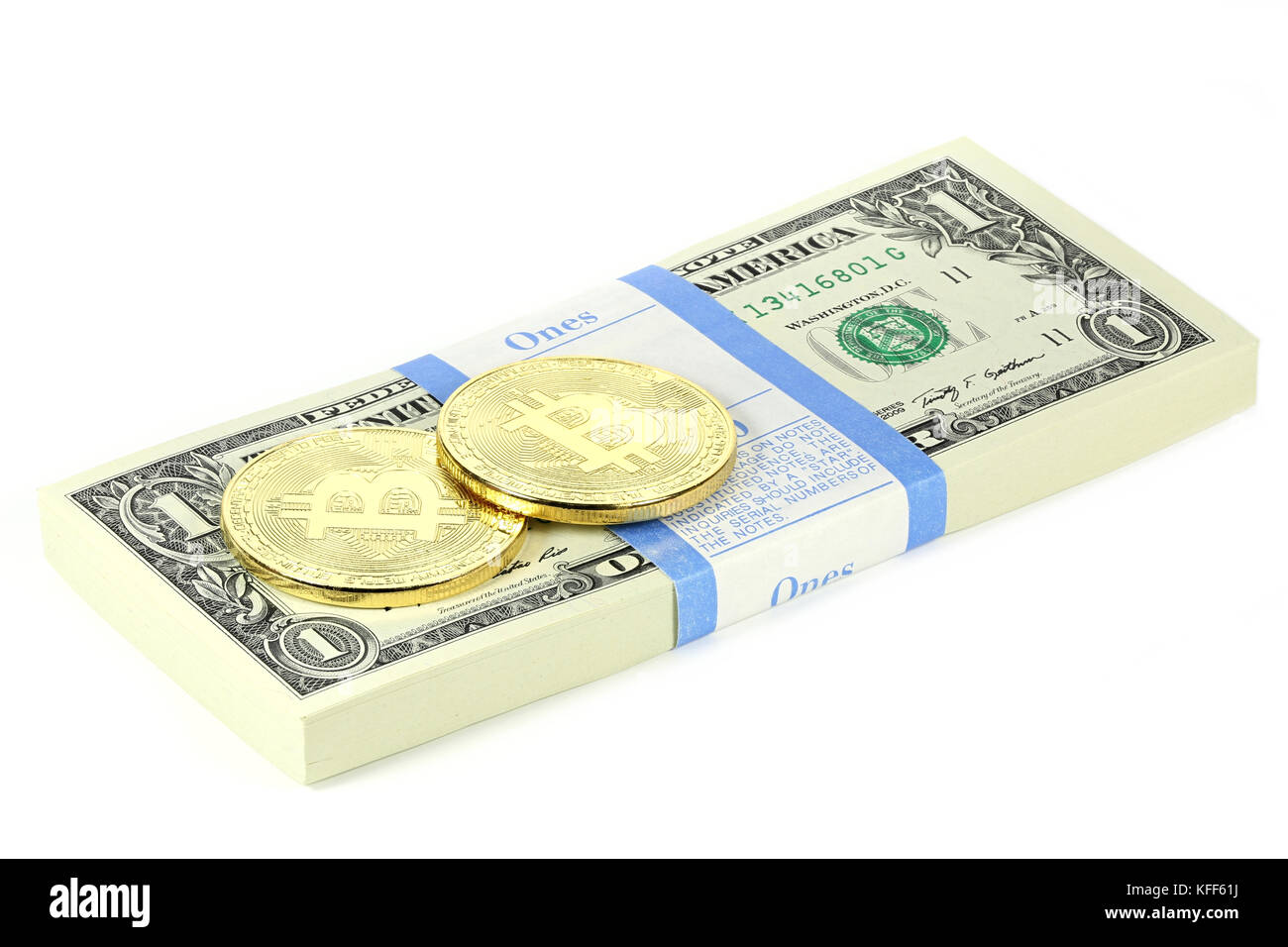 Golden bitcoins sul pacchetto di 1 dollaro USA note isolati su sfondo bianco Foto Stock