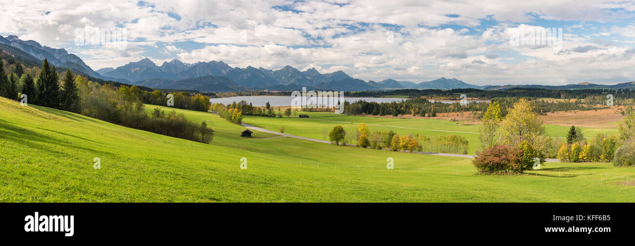 Ampio angolo di vista panoramica al paesaggio rurale in Baviera con montagne delle Alpi e del lago di Forggensee Foto Stock