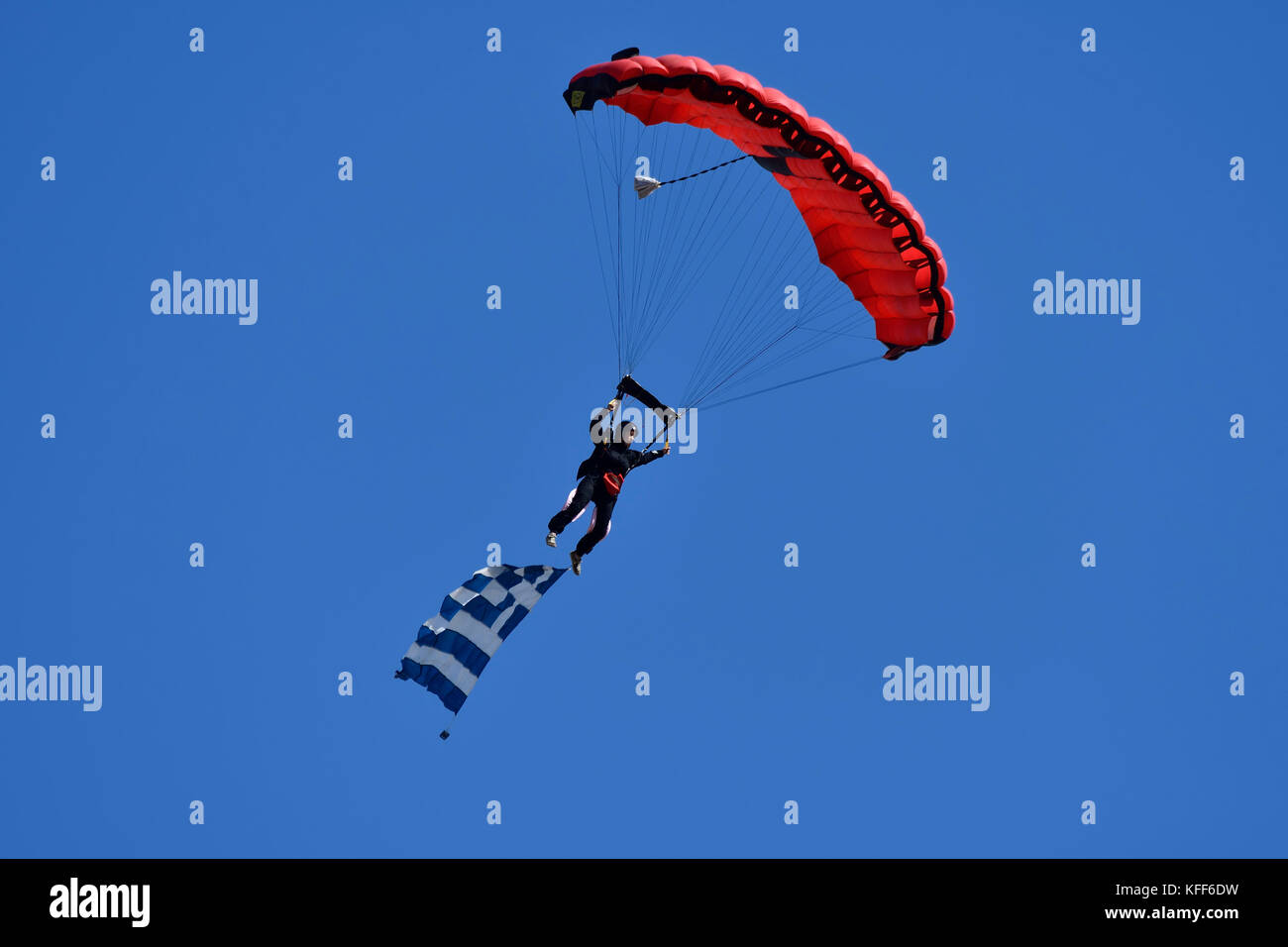 Parachuter di hellenic skydivers durante il volo atene settimana 2017 air-show di tanagra Air Force Base in Grecia Foto Stock