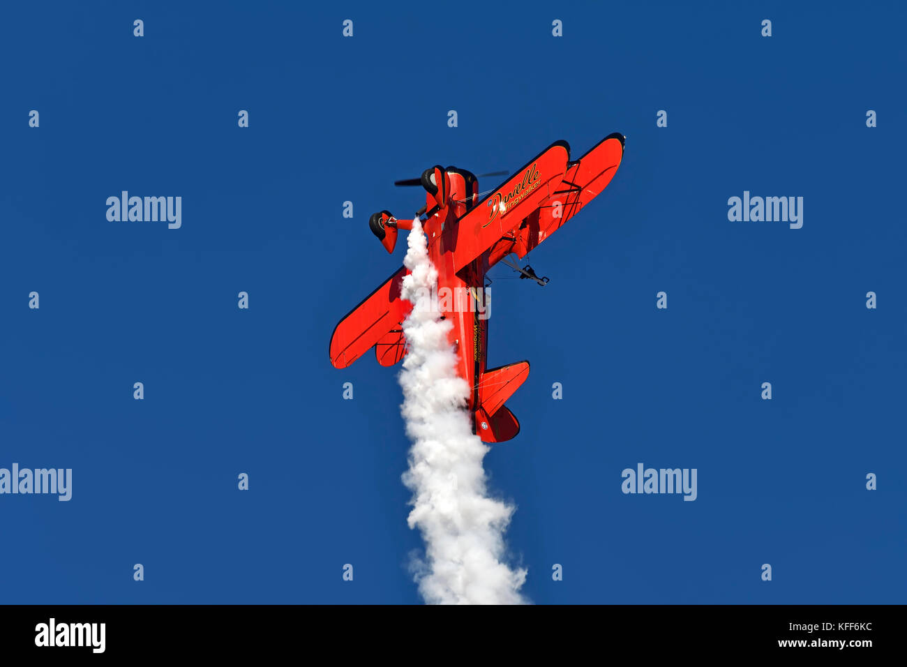 Wingwalker danielle durante il volo atene settimana 2017 air-show di tanagra Air Force Base in Grecia Foto Stock